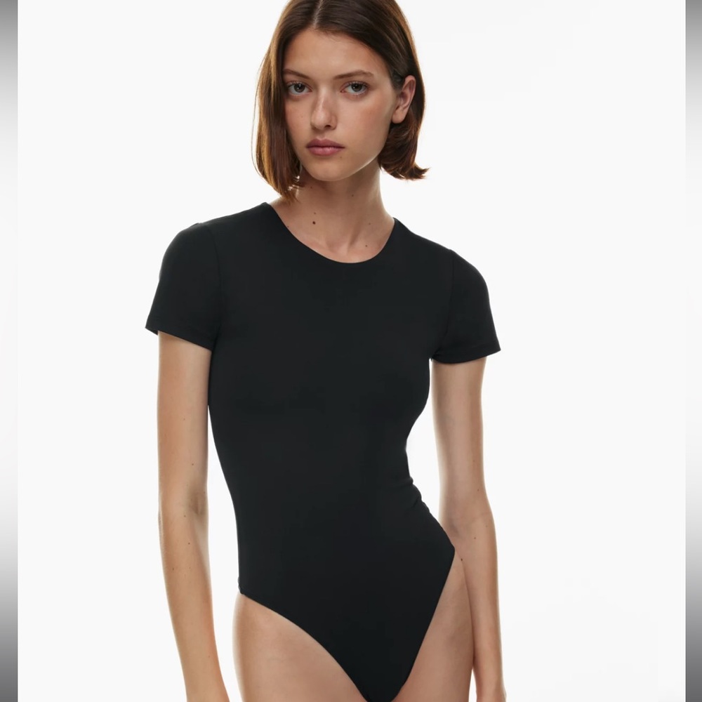 Aritzia Contour Crew Shortsleeve Bodysuit